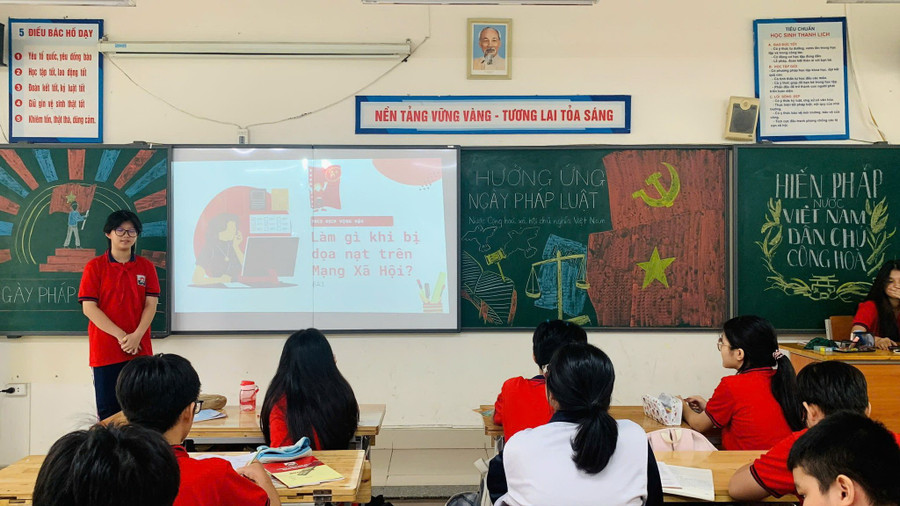 Học sinh Trường THCS Dịch Vọng Hậu hưởng ứng ngày Pháp luật Việt Nam. huong-ung.jpg