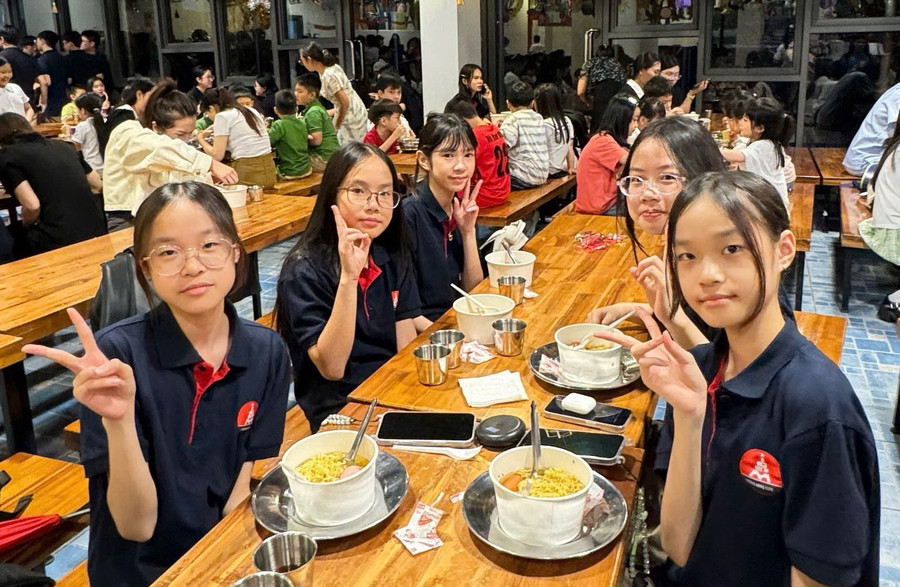 Học sinh Marie Curie ăn tối tại trường. 557326617-1206596538167862-5536037684622190675-n.jpg