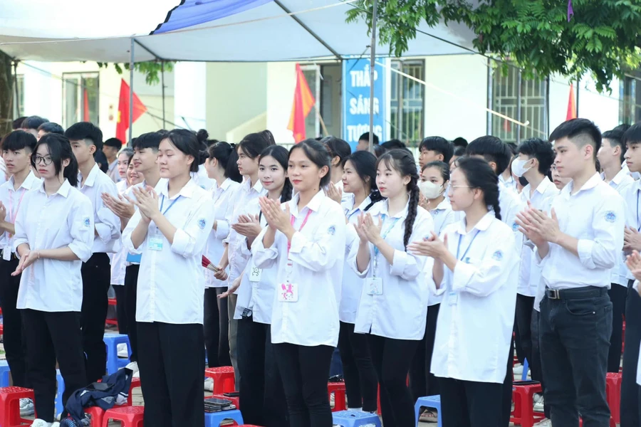 Học sinh Trường THPT Minh Quang chào đón năm học mới.