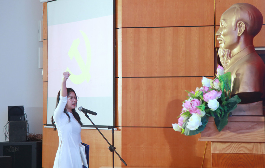 Tân đảng viên Phạm Hồ Phương Linh. img-0237.jpg