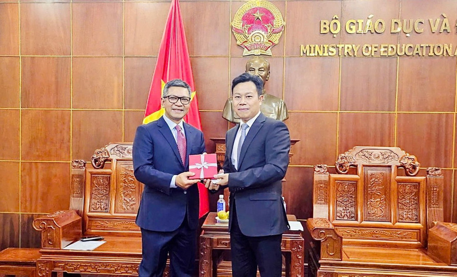 Thứ trưởng Lê Quân tặng quà Đại sứ Denny Abdi.