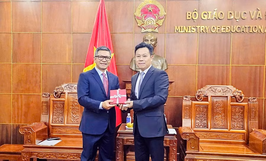 Thứ trưởng Lê Quân tặng quà Đại sứ Denny Abdi.