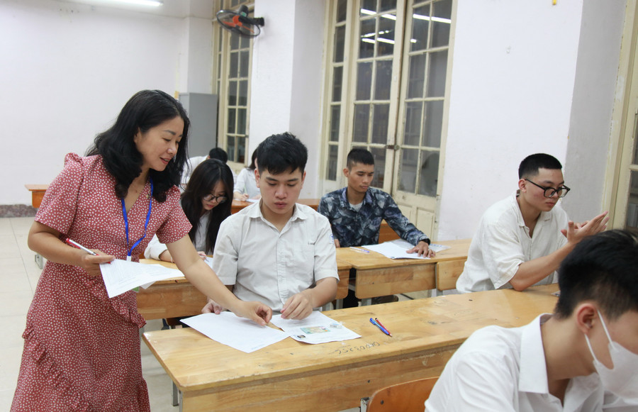 Thí sinh trước giờ làm bài thi Ngữ văn img-0286.jpg