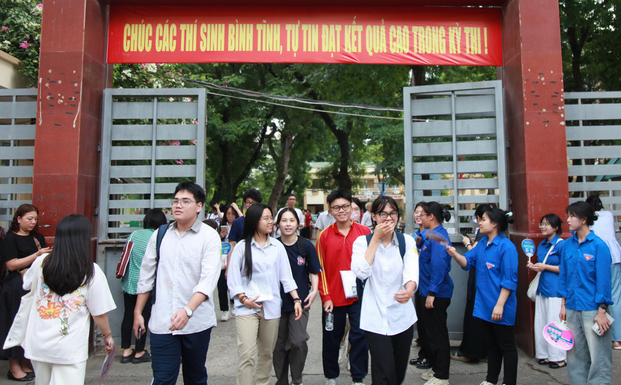 Thí sinh tại điểm thi Trường THCS Đống Đa. img-0288.jpg