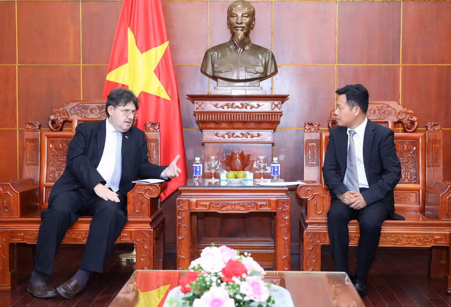 Thứ trưởng Lê Quân tiếp Đại sứ Philipp Agathonos.