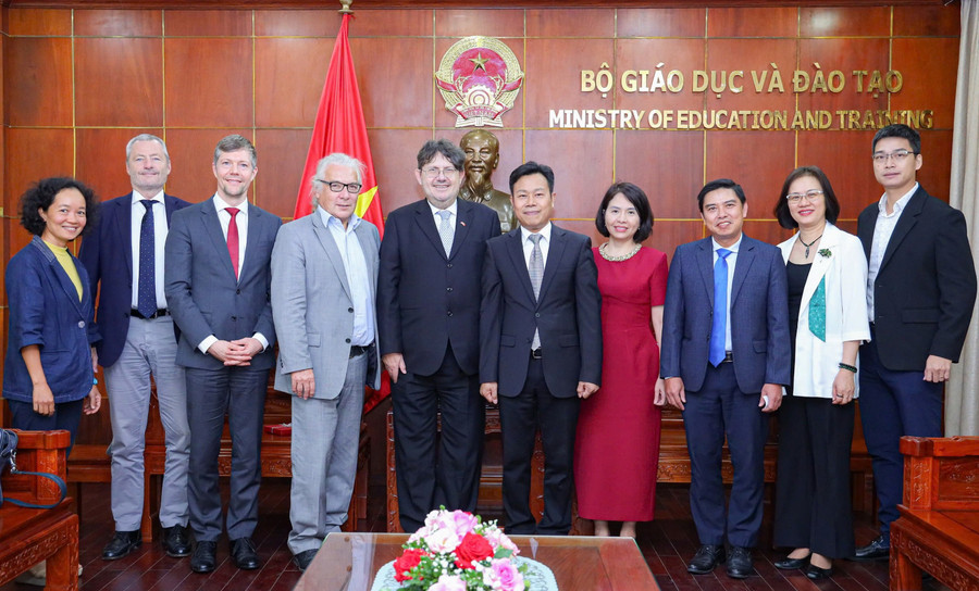 Các đại biểu chụp ảnh lưu niệm. z7168624713020-c36d693ce0c7c8f02725787f51ae9e4a.jpg