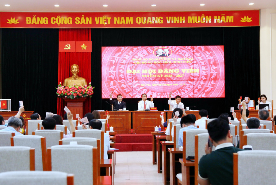 Các đại biểu biểu quyết tại Đại hội. img-0765.jpg