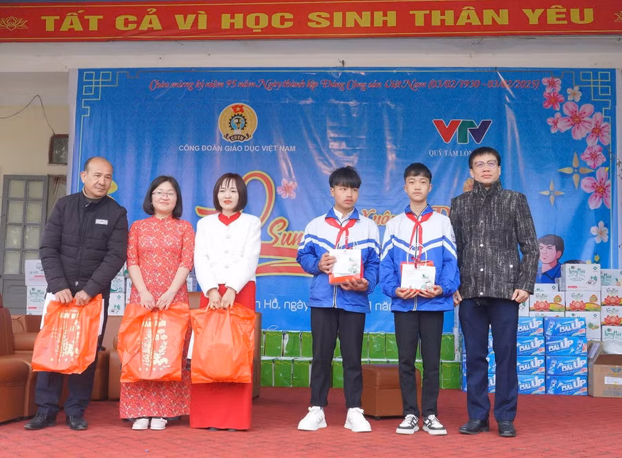 Chủ tịch Công đoàn Giáo dục Việt Nam Nguyễn Ngọc Ân tặng quà cho các thầy cô giáo và các em học sinh.