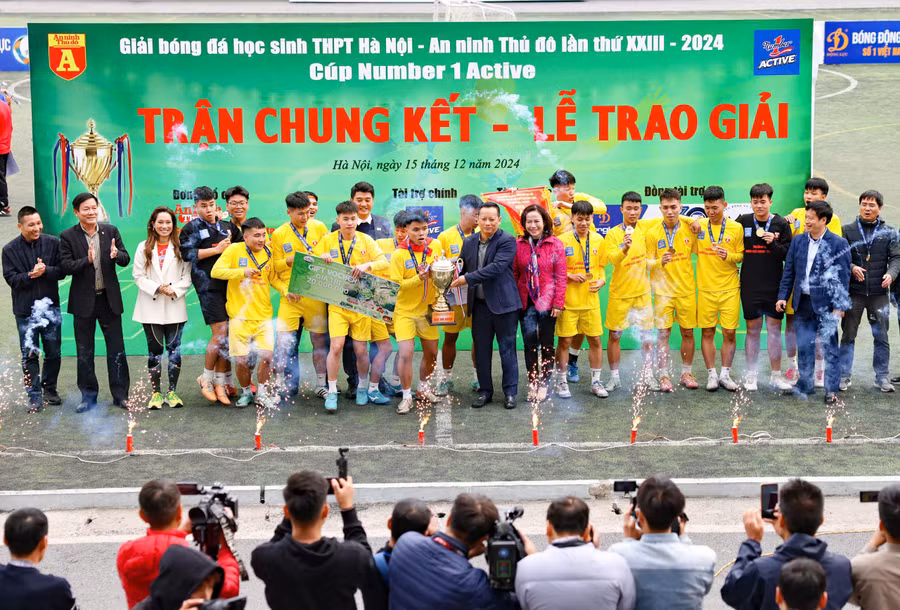 Trường THPT Phùng Khắc Khoan lần đầu vô địch bóng đá học sinh Hà Nội