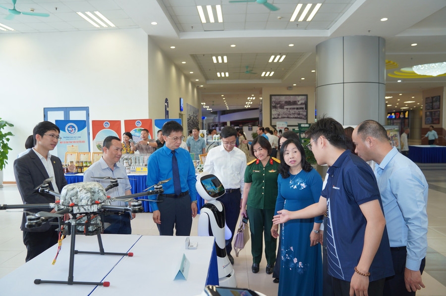 Triển lãm là nơi kết nối, tạo mạng lưới nghiên cứu giữa các nhóm nghiên cứu mạnh ở các nhà trường. dsc00877.jpg