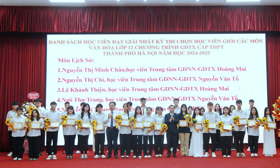Các học viên đoạt giải Nhất kỳ thi chọn học viên giỏi các môn văn hóa lớp 12 chương trình GDTX cấp THPT nhận thưởng. img-0157.jpg