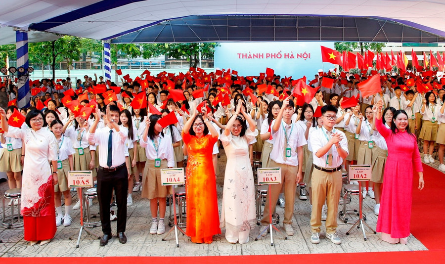 Gần 2,3 triệu học sinh Hà Nội chào đón năm học mới.