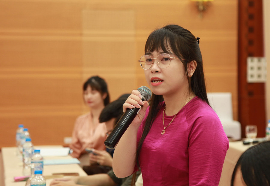 Cô Nguyễn Thị Quỳnh Trang, đảng viên mới kết nạp đến từ Trường Đại học Vinh chia sẻ tại tọa đàm. img-0100.jpg