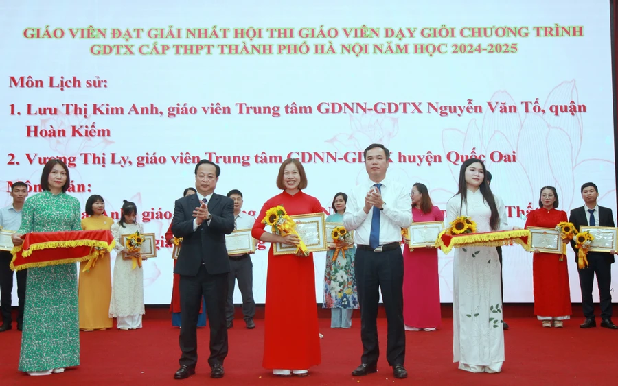Giám đốc Sở GD&ĐT Hà Nội Trần Thế Cương, Phó Giám đốc Sở GD&ĐT Hà Nội Nguyễn Hồng Dân trao thưởng cho các giáo viên.