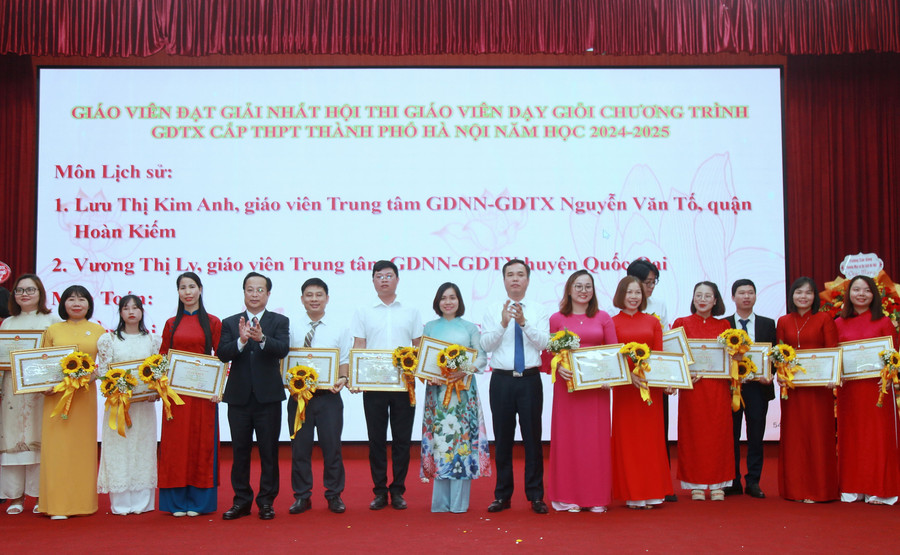 Giám đốc Sở GD&ĐT Hà Nội Trần Thế Cương, Phó Giám đốc Sở GD&ĐT Hà Nội Nguyễn Hồng Dân trao thưởng cho các giáo viên đoạt giải. img-0134.jpg