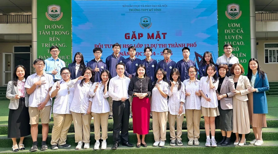 Các thầy cô giáo Trường THPT Mỹ Đình gặp mặt động viên đội tuyển học sinh giỏi dự thi thành phố.