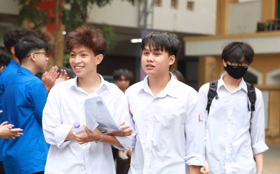 Thí sinh rời phòng thi trong tâm trạng thoải mái, phấn khởi.