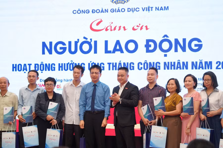Ban tổ chức tặng quà tri ân nhà giáo, người lao động.