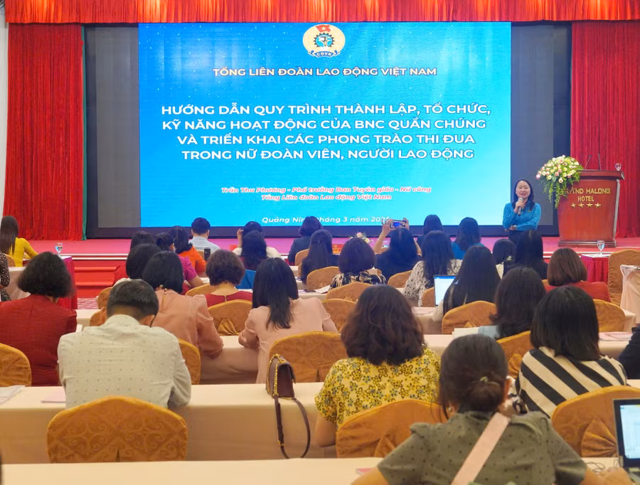 Báo cáo viên trình bày chuyên đề tại hội nghị tập huấn.