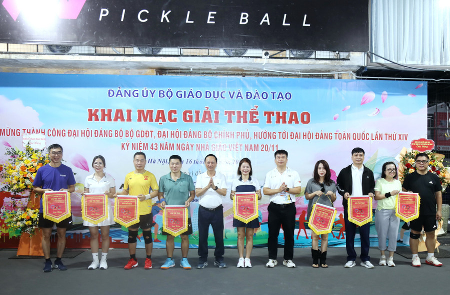 Ban tổ chức trao cờ lưu niệm cho các đơn vị, các vận động viên dự giải.