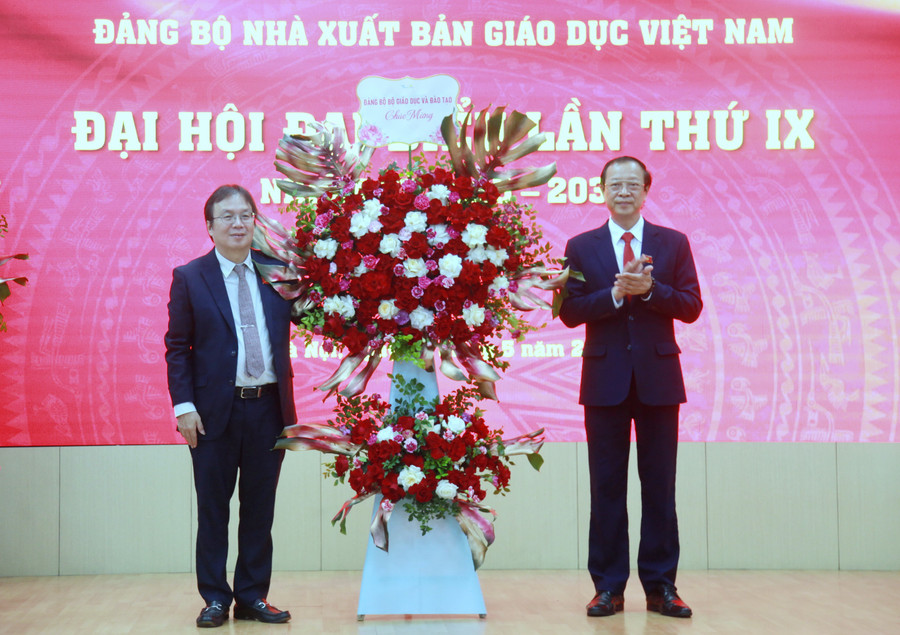 Thứ trưởng Phạm Ngọc Thưởng tặng hoa chúc mừng Đại hội. img-0090.jpg