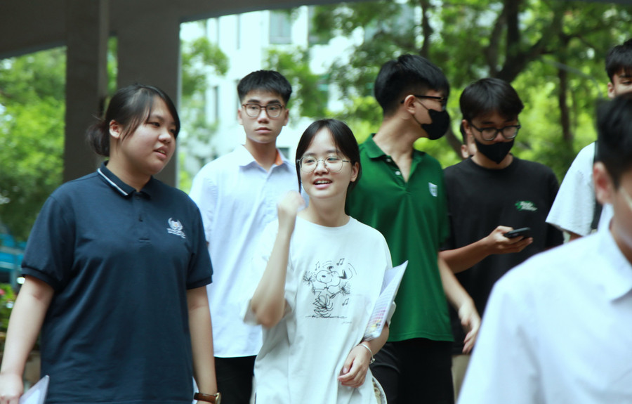 Hoàn thành kỳ thi tốt nghiệp THPT, các thí sinh rời phòng thi với tâm trạng phấn khởi. img-0561.jpg