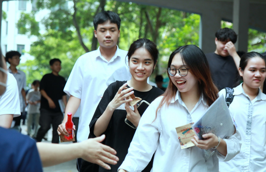 Thí sinh rời phòng thi tại điểm thi Trường THCS Vân Hồ. img-0568.jpg