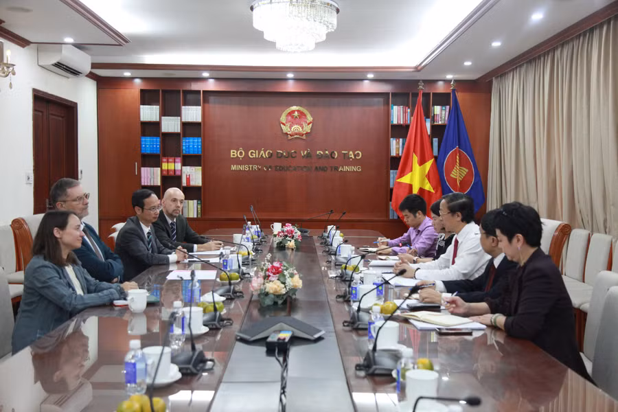 Quang cảnh buổi làm việc.