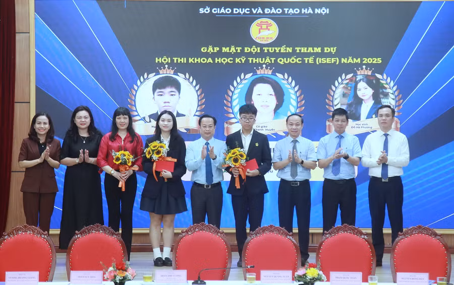 Ban Giám đốc Sở GD&ĐT Hà Nội tặng hoa chúc mừng cô trò Trường THPT Việt Đức.