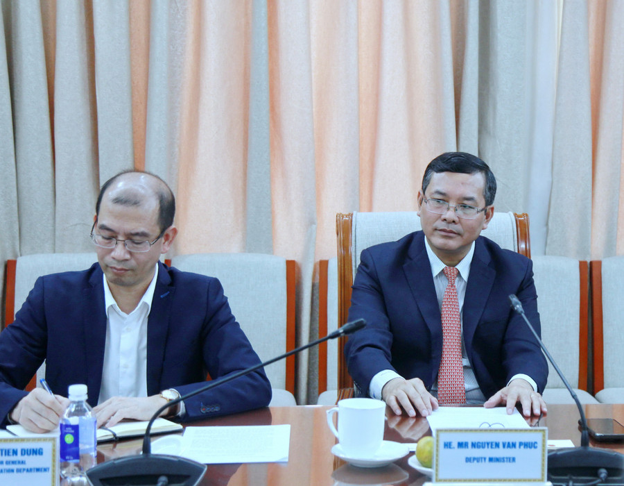 Thứ trưởng Nguyễn Văn Phúc trao đổi tại buổi làm việc. img-0680.jpg