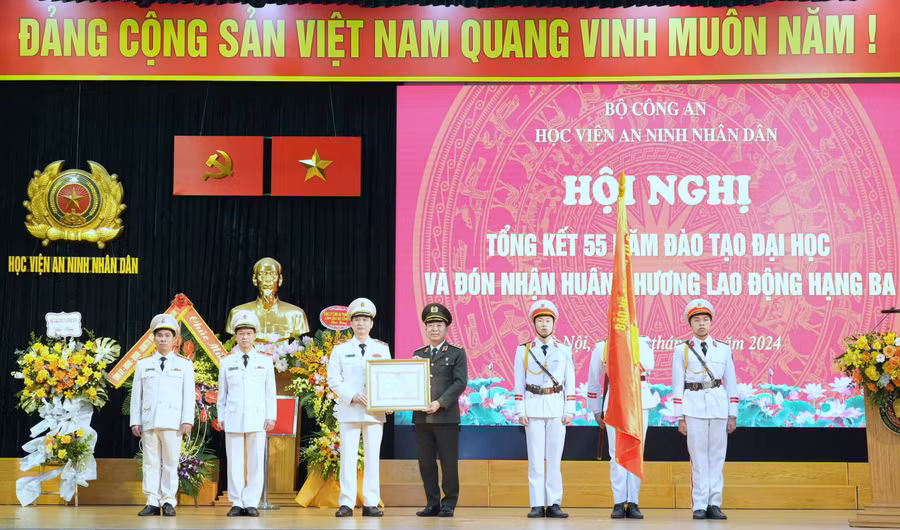 Học viện An ninh nhân dân đón nhận huân chương lao động hạng Ba.