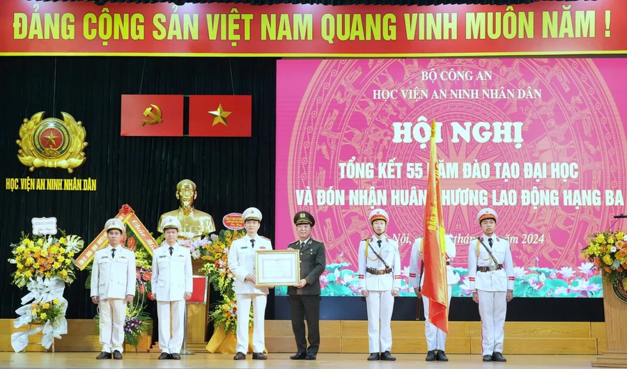 Học viện An ninh nhân dân đón nhận huân chương lao động hạng Ba.