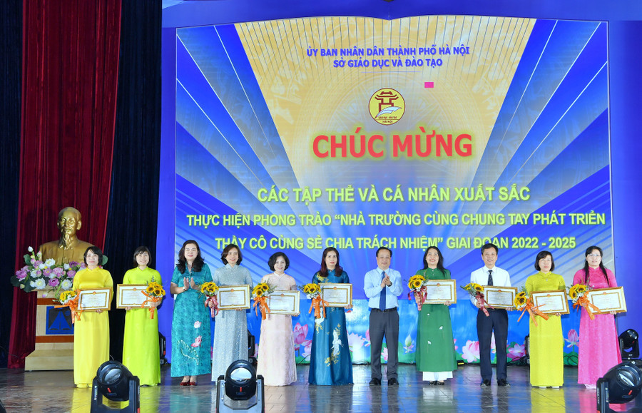Giám đốc Sở GD&ĐT Hà Nội Trần Thế Cương tặng giấy khen cho các tập thể và cá nhân xuất sắc.