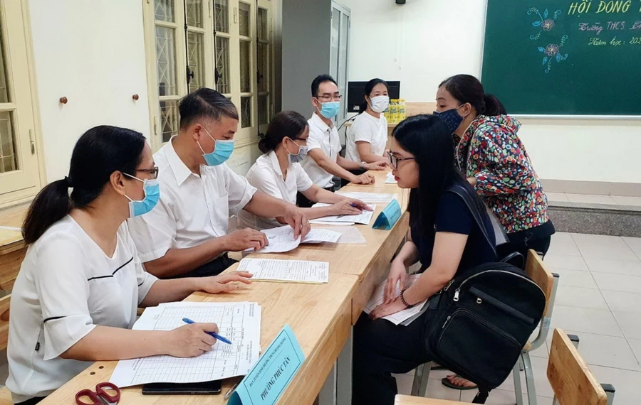 Nhà trường hỗ trợ phụ huynh học sinh đăng ký tuyển sinh đầu cấp.