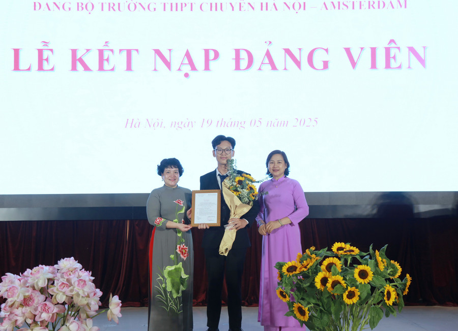 Đảng bộ Trường THPT chuyên Hà Nội- Amsterdam trao quyết định kết nạp Đảng cho tân đảng viên Nguyễn Tùng Dương, img-0274.jpg