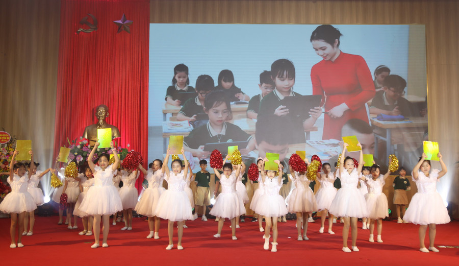 Tiết mục văn nghệ chào mừng.