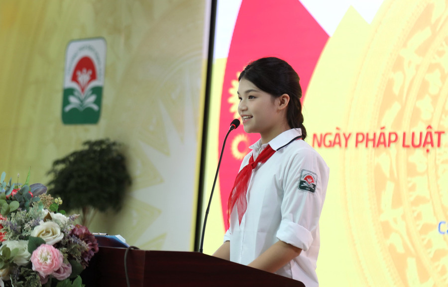 Lê Gia Linh, học sinh lớp 8A1, Trường THCS Dịch Vọng Hậu phát biểu hưởng ứng. a55a0030.jpg