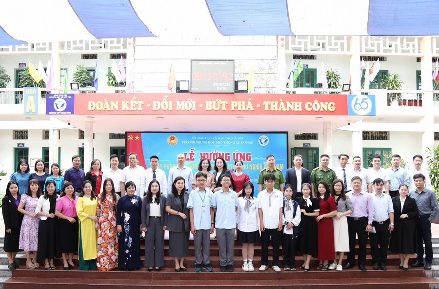 Các đại biểu, thầy cô giáo và các em học sinh tại lễ hưởng ứng.