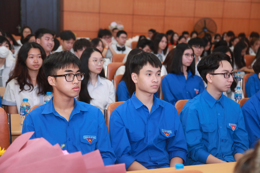 Đoàn viên, học sinh Trường THPT chuyên Hà Nội - Amsterdam dự lễ kết nạp Đảng. img-0370.jpg