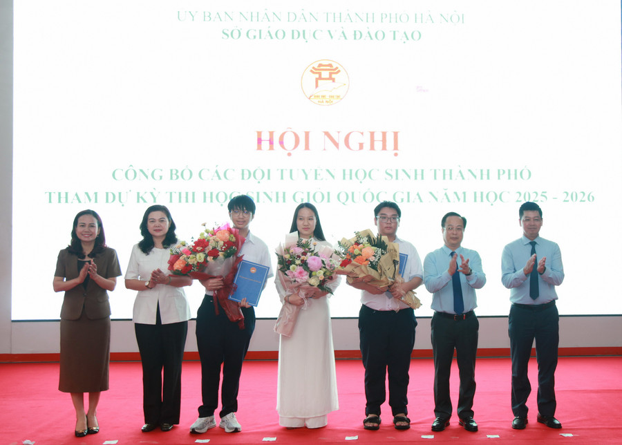 Lãnh đạo Sở GD&ĐT Hà Nội chúc mừng 3 học sinh đạt thành tích cao tại kỳ thi Olympic quốc tế năm 2025. img-0325.jpg