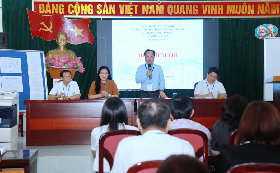 Giám đốc Sở GD&ĐT Hà Nội Trần Thế Cương động viên các cán bộ coi thi tại điểm thi Trường THPT Cầu Giấy. img-0003.jpg