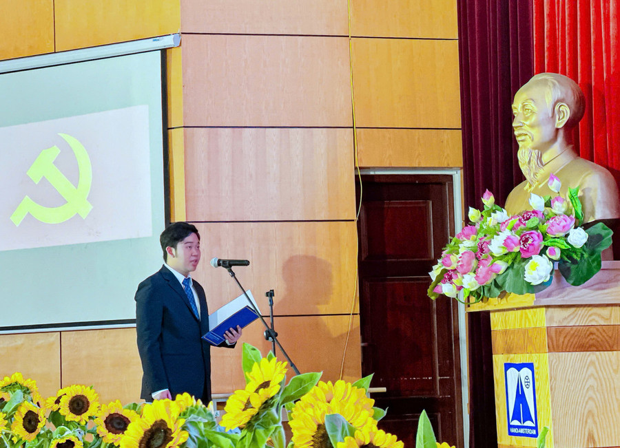 Tân đảng viên Phùng Trần Phúc Khánh tuyên thệ trước cờ Tổ quốc, cờ Đảng và chân dung Chủ tịch Hồ Chí Minh. Tân đảng viên Phùng Trần Phúc Khánh tuyên thệ trước cờ Tổ quốc, cờ Đảng và chân dung Chủ tịch Hồ Chí Minh.