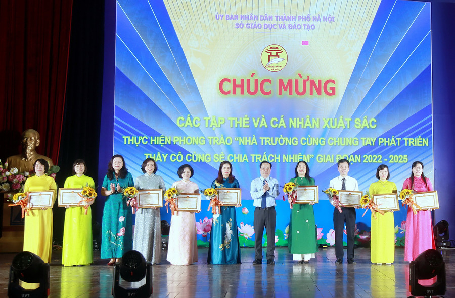 Giám đốc Sở GD&ĐT Hà Nội Trần Thế Cương, Phó Giám đốc Sở GD&ĐT Hà Nội Trần Lưu Hoa chúc mừng các tập thể xuất sắc trong thực hiện phong trào. img-0646.jpg