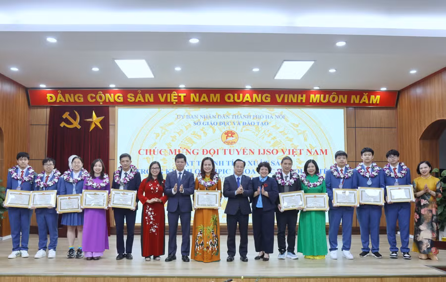 Lãnh đạo TP Hà Nội và lãnh đạo Sở GD&ĐT Hà Nội chúc mừng thành tích xuất sắc của đoàn.