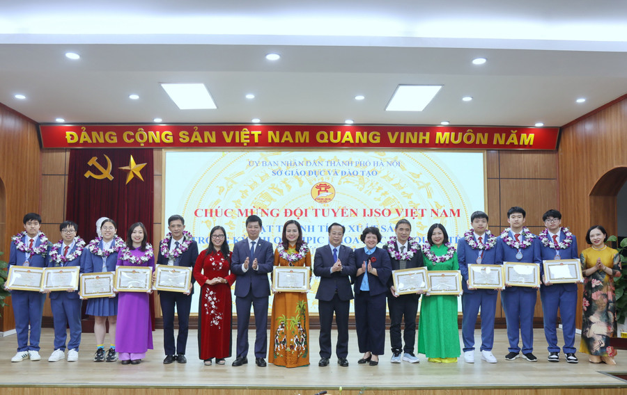 Lãnh đạo TP Hà Nội và lãnh đạo Sở GD&ĐT Hà Nội chúc mừng thành tích xuất sắc của đoàn.