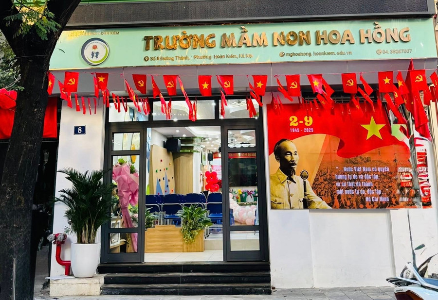 Trường mầm non Hoa Hồng (phường Hoàn Kiếm) trang hoàng cho lễ khai giảng. 541700079-793581323369516-8233758555138614531-n.jpg