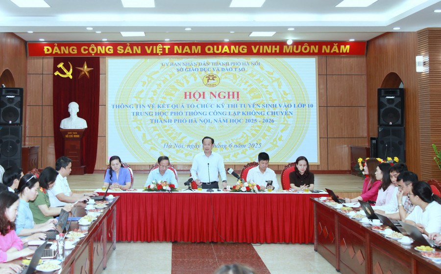 Giám đốc Sở GD&ĐT Hà Nội Trần Thế Cương chủ trì hội nghị.