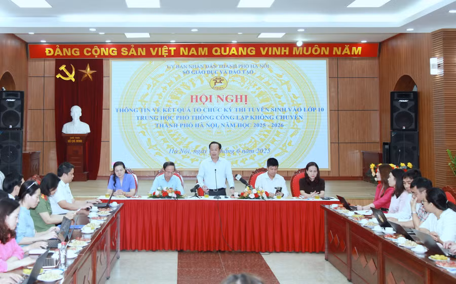 Giám đốc Sở GD&ĐT Hà Nội Trần Thế Cương chủ trì hội nghị.