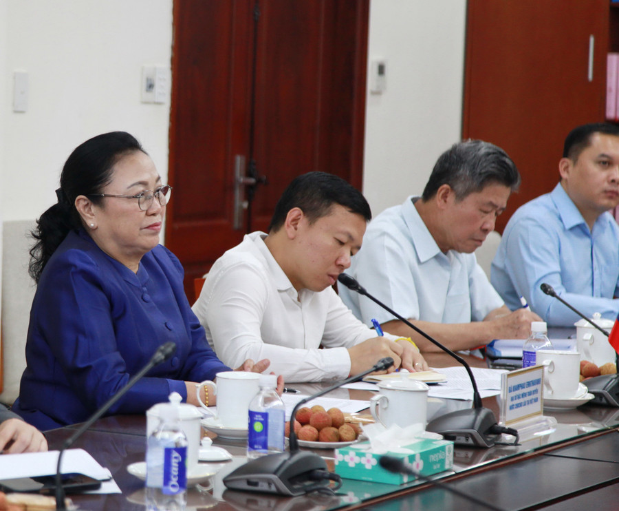Bà Khamphao Ernthavanh - Đại sứ Lào tại Việt Nam cùng đoàn công tác của Đại sứ quán Lào. img-0050.jpg