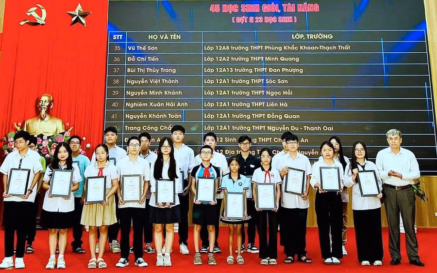 Ban tổ chức trao thưởng cho các học sinh giỏi tài năng.